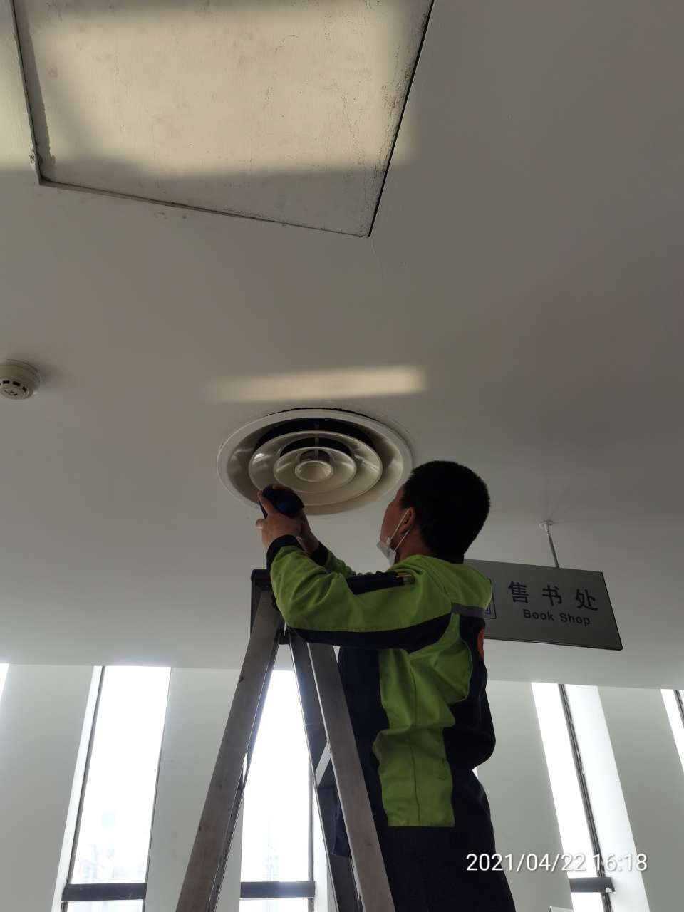 中央空調(diào)清洗多少錢？蒸發(fā)器、冷凝器、過(guò)濾器具體清洗措施與
