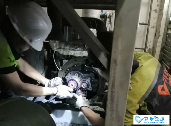 單位中央空調(diào)冷水機壓縮機故障維修-圖1